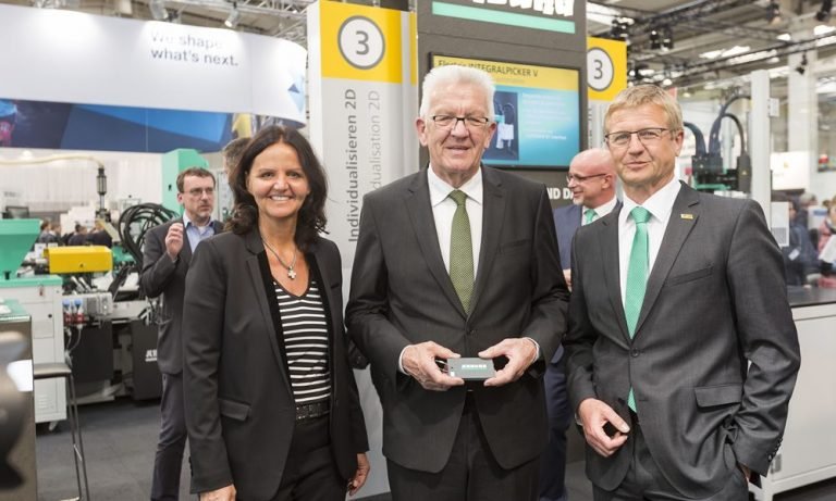 Minister President impressed with Arburg and Industry 4.0 exhibit