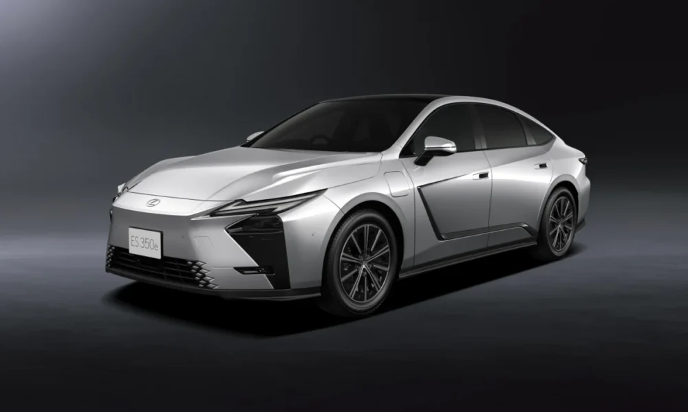 Bagaj paneli Covestro Makroblend UT235M PC karışımından üretilen Lexus ES