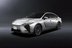 Bagaj paneli Covestro Makroblend UT235M PC karışımından üretilen Lexus ES