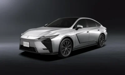 Bagaj paneli Covestro Makroblend UT235M PC karışımından üretilen Lexus ES