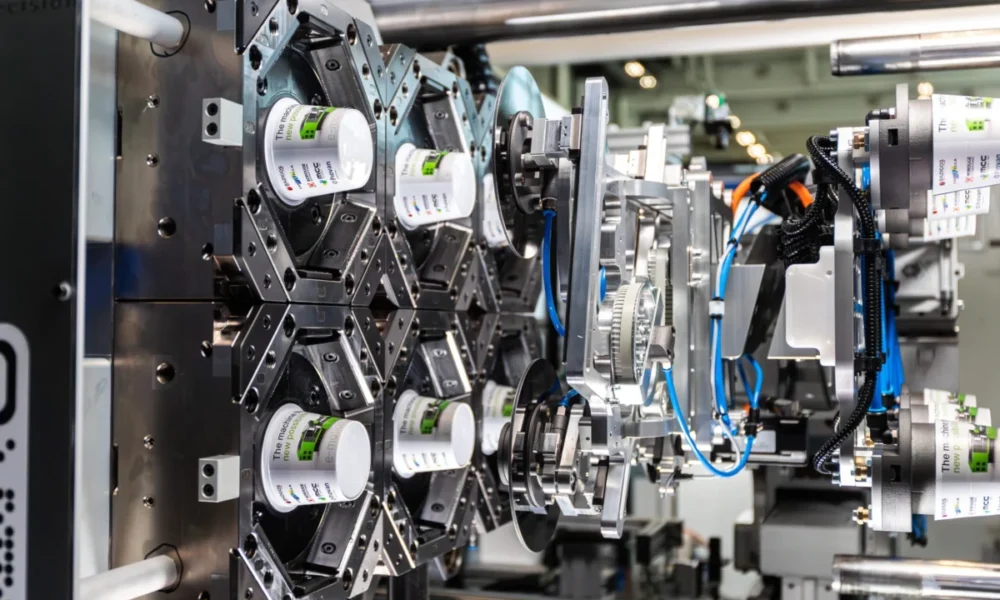 ENGEL e-motion tam elektrikli enjeksiyon makinesiyle üretilen IML yoğurt kabı