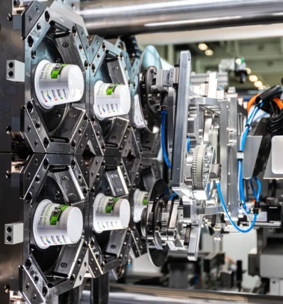 ENGEL e-motion tam elektrikli enjeksiyon makinesiyle üretilen IML yoğurt kabı