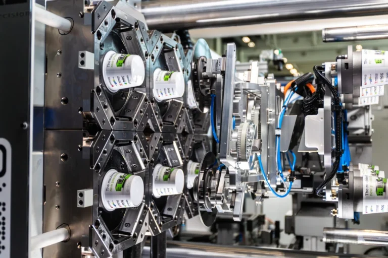 ENGEL e-motion tam elektrikli enjeksiyon makinesiyle üretilen IML yoğurt kabı